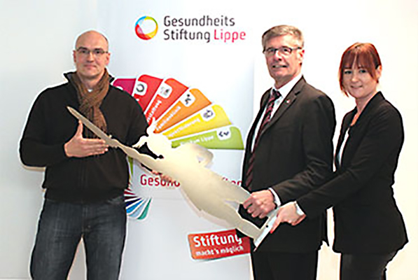 Hans Kordes übergibt Zustiftungssumme an die Gesundheitsstiftung Lippe