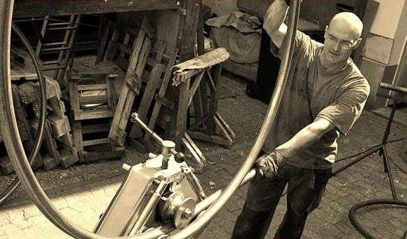 Hans Kordes in der Werkstatt